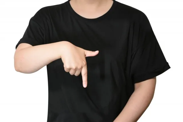 耳に手を当てる人